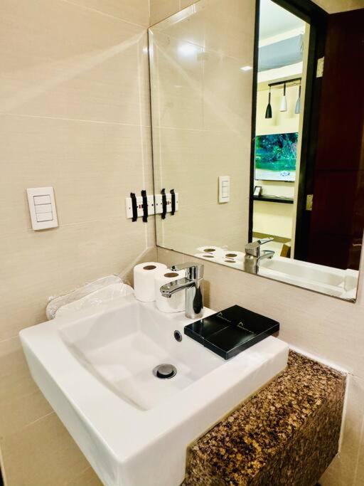تاغويغ One Uptown Residences Bgc المظهر الخارجي الصورة